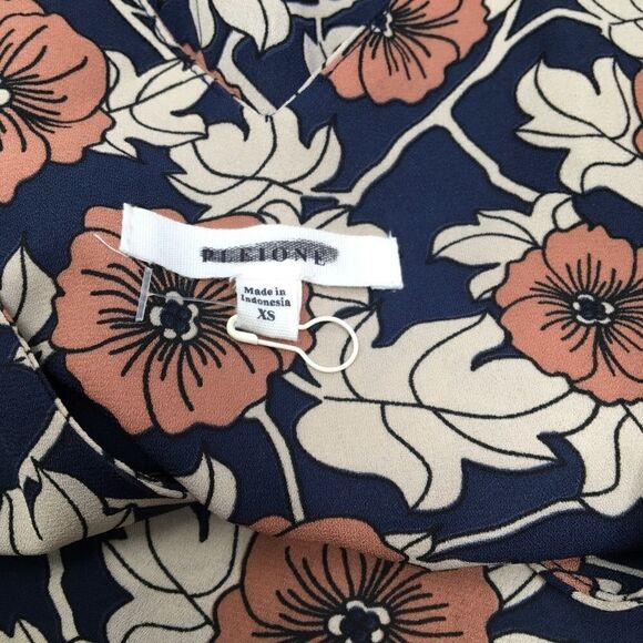 Pleione Crepe V-Neck Tank (A6) - Picture 5 of 5